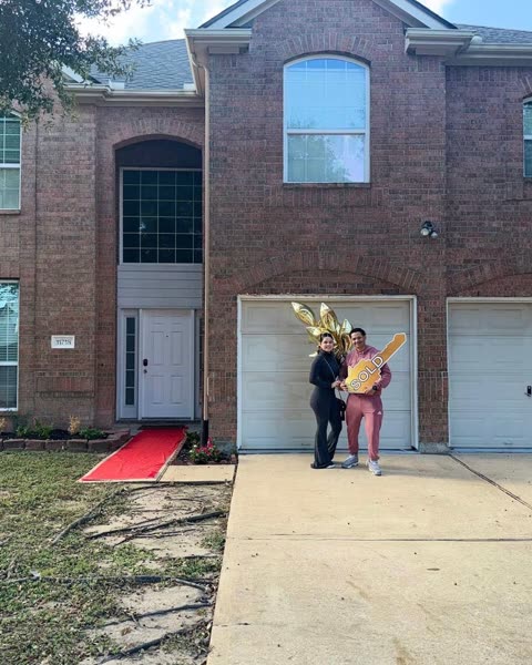 A Warens Financial Group client holding the keys to a new home